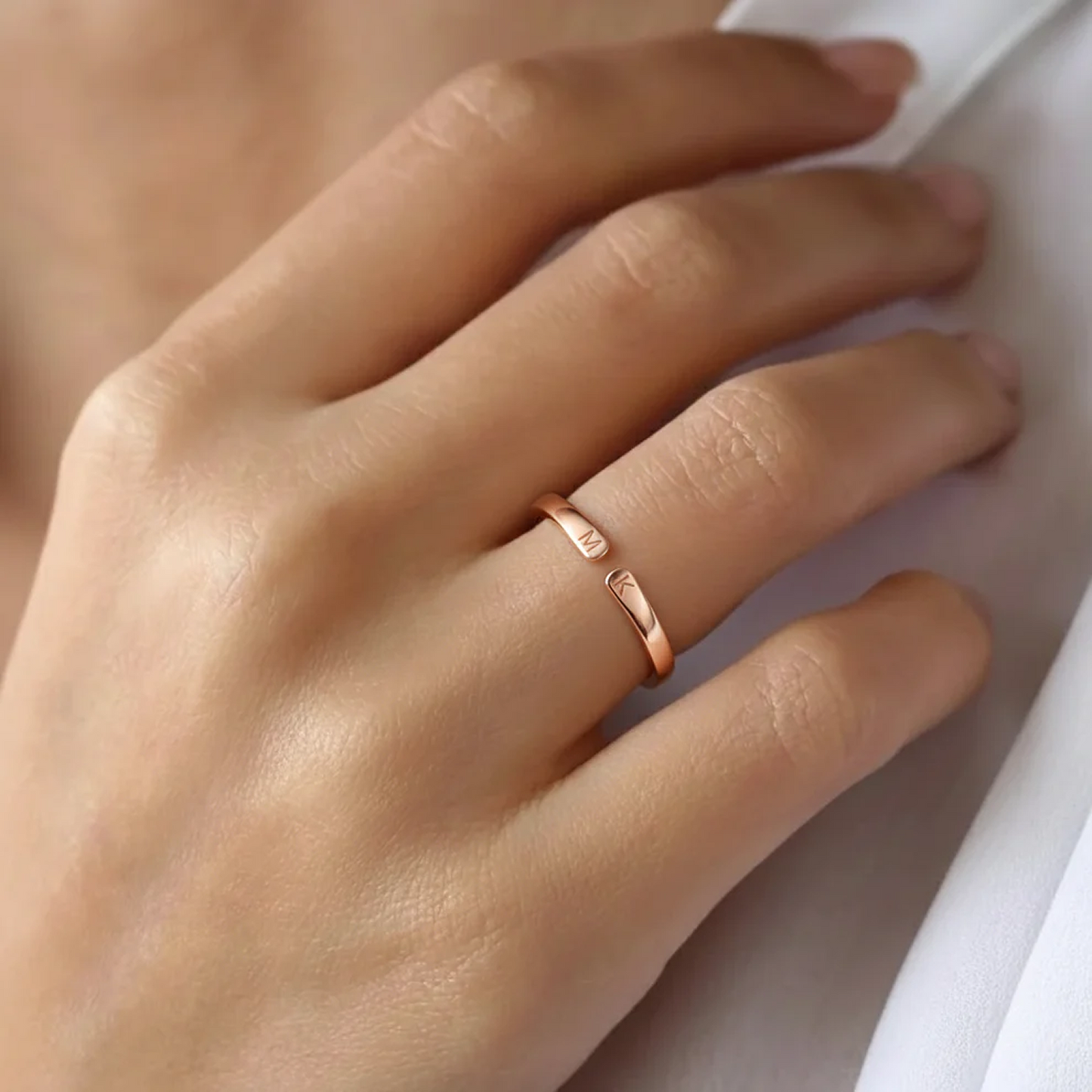 Anillo Ajustable con Iniciales — Whisper