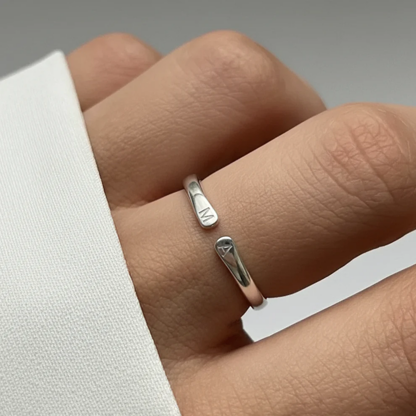 Anillo Ajustable de Iniciales — Whisper