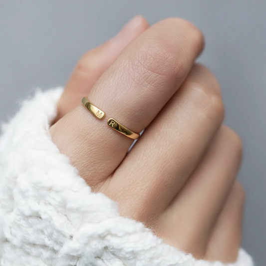 Anillo Ajustable con Iniciales — Whisper