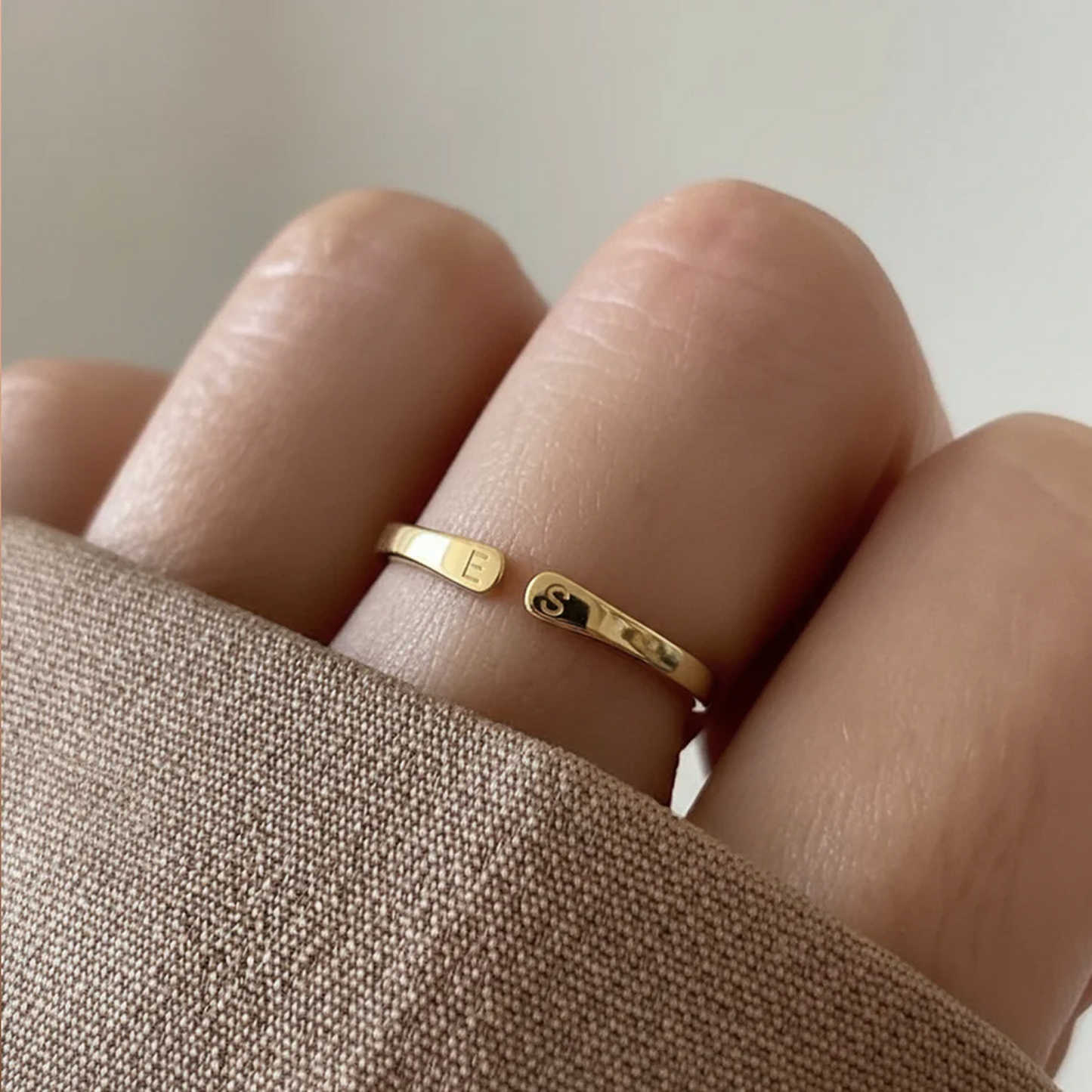 Anillo Ajustable de Iniciales — Whisper